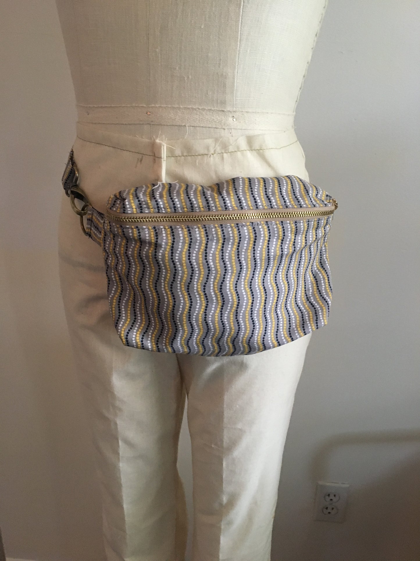 PDF sewing pattern. Hip bag with zipper.