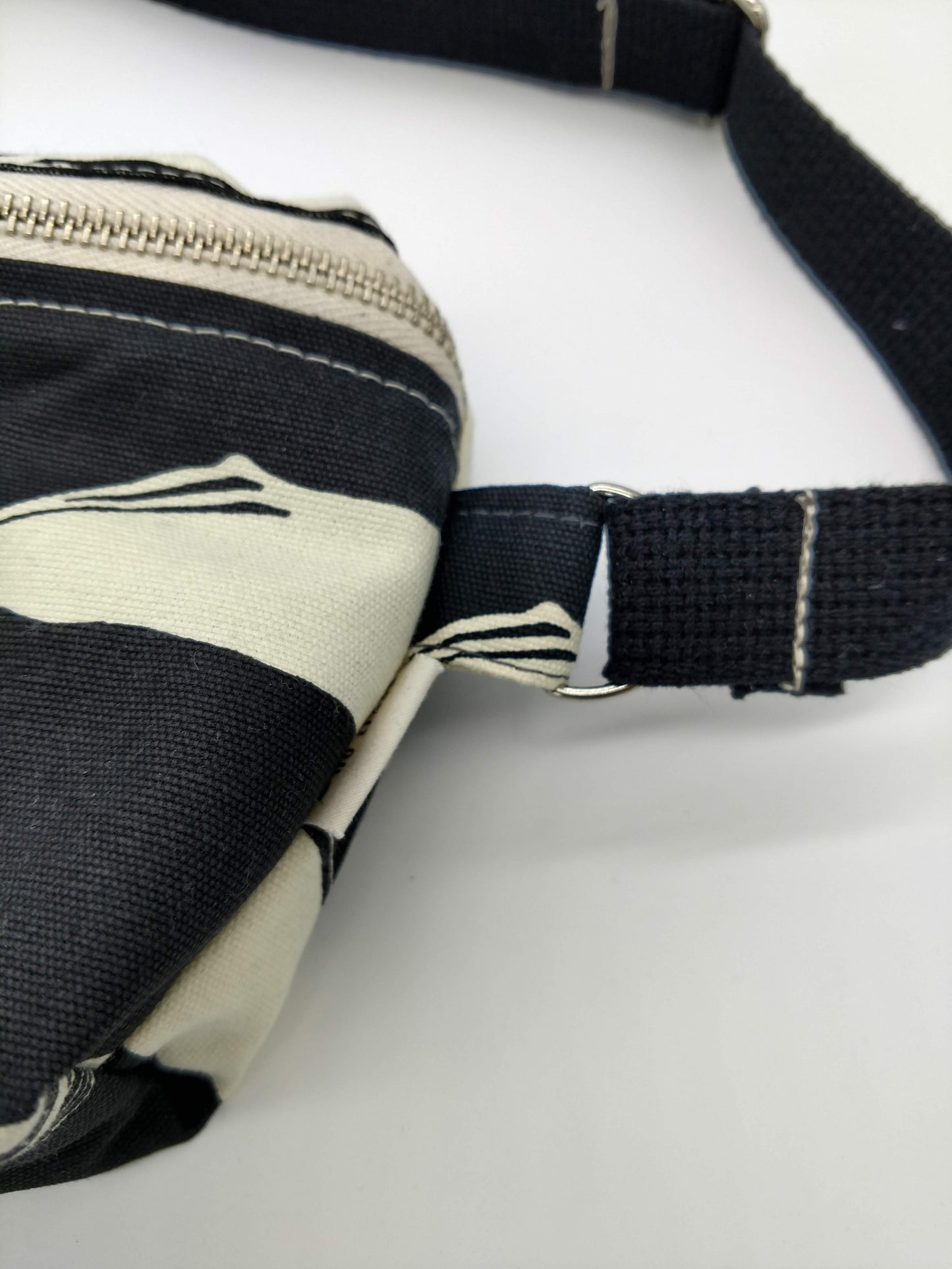 PDF sewing pattern. Hip bag with zipper.